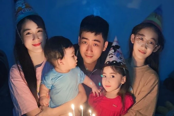 Tổ ấm hạnh phúc của diễn viên Bảo Anh bên vợ trẻ đẹp