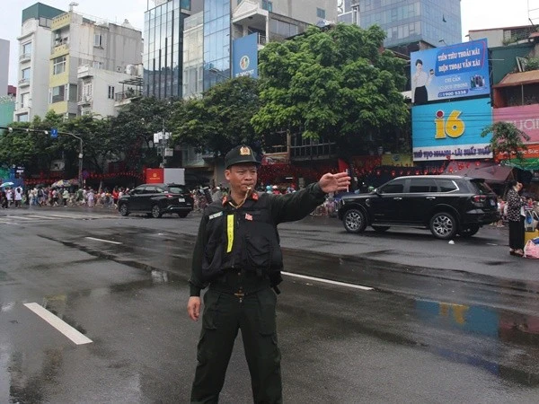 Lực lượng an ninh đội mưa làm nhiệm vụ trên đường Kim Mã 