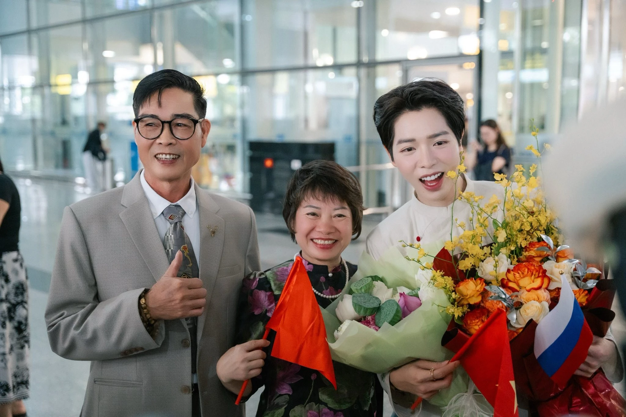 Đức Phúc hạnh phúc bên bố mẹ sau chiến thắng ở Intervision 2025