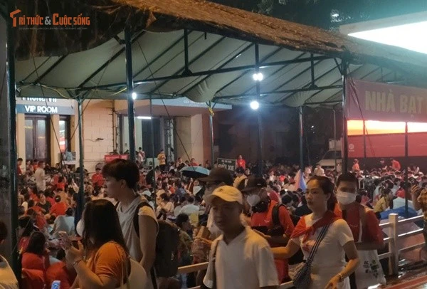 Người dân đổ về đường Lê Duẩn chờ xem diễu binh 2/9