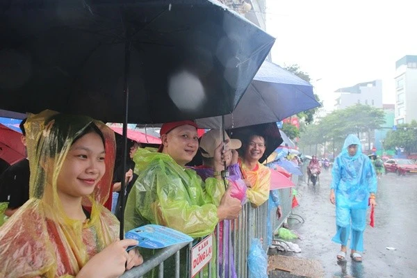 Người dân đội mưa trên đường Kim Mã chờ xem diễu binh, diễu hành A80