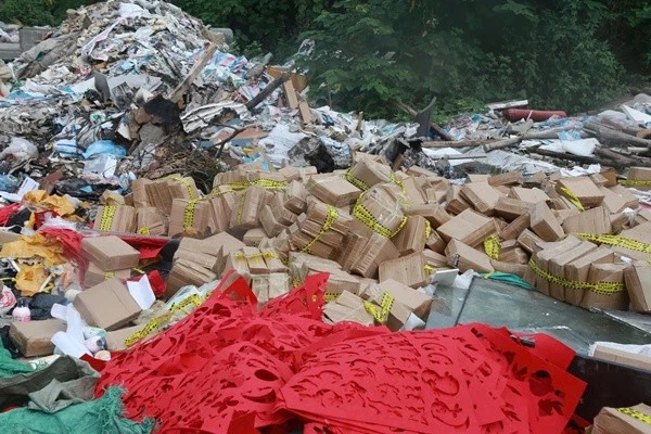 Mỹ phẩm không rõ nguồn gốc vứt ngổn ngang tại bãi rác tự phát ở Hà Nội