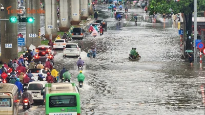 Hà Nội mưa trắng trời, ngập úng, giao thông tắc cứng nhiều giờ 