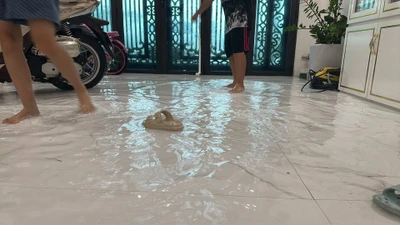 Nhiều tuyến đường Thanh Hoá ngập lụt, nước tràn vào nhà dân