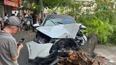 Nữ tài xế ô tô đâm liên hoàn 10 xe máy ở Hà Nội