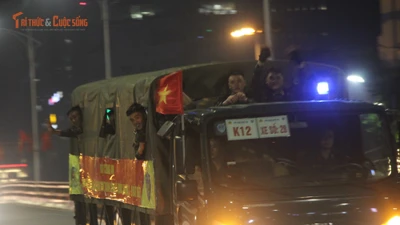 Những cánh tay vẫy chào, nụ cười trong đêm sau sơ duyệt diễu binh