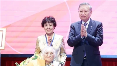 Tổng Bí thư Tô Lâm trao danh hiệu Anh hùng Lao động cho bà Nguyễn Thị Bình