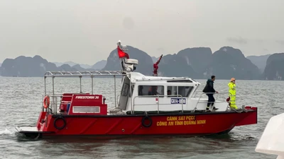 Lật tàu chở 48 khách ở Quảng Ninh, nhiều người tử vong