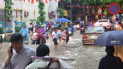 Hà Nội chìm trong mưa lớn, người dân vật vã về nhà chiều 30/9