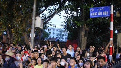 Hàng nghìn người tập trung xem diễu binh trên đường Kim Mã - Giang Văn Minh