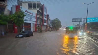 Hà Nội ngập sâu do mưa lớn, giao thông hỗn loạn