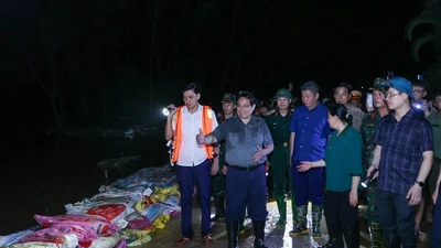 Thủ tướng thị sát, chỉ đạo ứng phó ngập lụt trong đêm ở Hà Nội