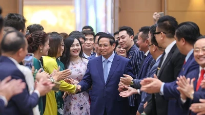 Chủ tịch FPT xin gì với Thủ tướng trong ngày doanh nhân Việt Nam?