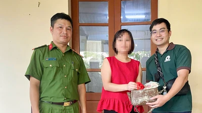 Nhặt được túi tiền vàng trong lũ, người đàn ông trả cho chủ nhân