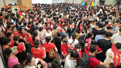 Hàng chục nghìn người chen lấn mua vé tàu sau lễ diễu binh tại Hà Nội