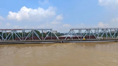 Vì sao kéo đoàn tàu nặng gần 300 tấn đặt trên cầu sắt Bắc Ninh?