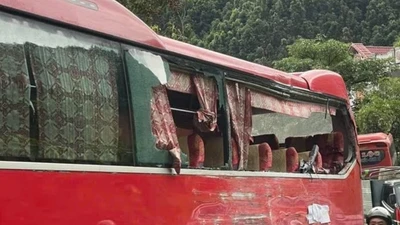 Hai xe khách đâm nhau khiến một hành khách tử vong