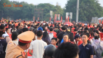 Đông đảo người dân đổ về Mỹ Đình xem concert quốc gia kỷ niệm 80 năm Quốc khánh