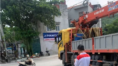 Va chạm xe ô tô cẩu, người phụ nữ đi xe đạp tử vong 