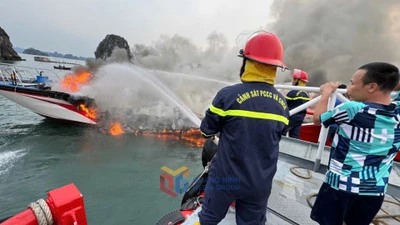 Tàu du lịch 132 chỗ ngồi bốc cháy dữ dội ở Quảng Ninh