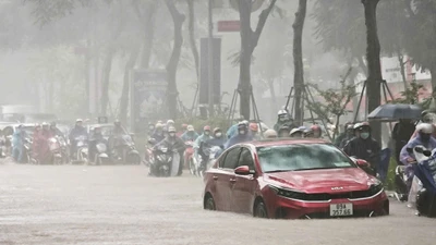 Hà Nội ngập trong "biển nước" sáng 26/8, giao thông hỗn loạn