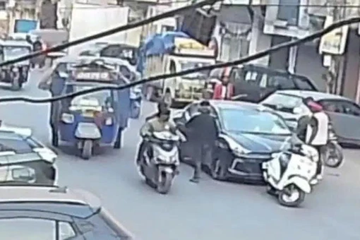 Nhóm người đeo mặt nạ ngang nhiên bắt cóc cô gái giữa phố