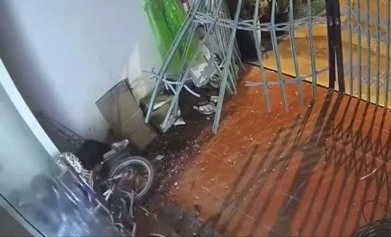 Ba thanh niên chạy 'xé gió', xuyên thủng cửa sắt lẫn cửa kính nhà dân