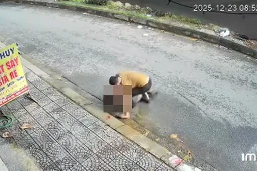 Chồng cầm dao đâm vợ nguy kịch vì mâu thuẫn trên đường