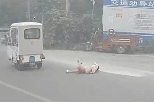 Em nhỏ rơi từ xe ba bánh xuống đường, tài xế xe bus xử lý cực nhanh nhạy