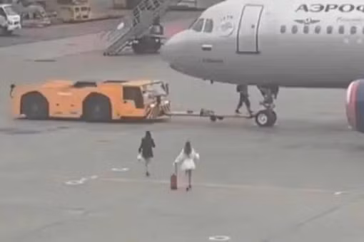 Hai cô gái xông vào đường băng sân bay Moscow cố lên máy bay bị lỡ chuyến