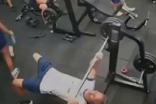 Người đàn ông tử vong do thanh tạ trượt khỏi tay, rơi thẳng vào ngực