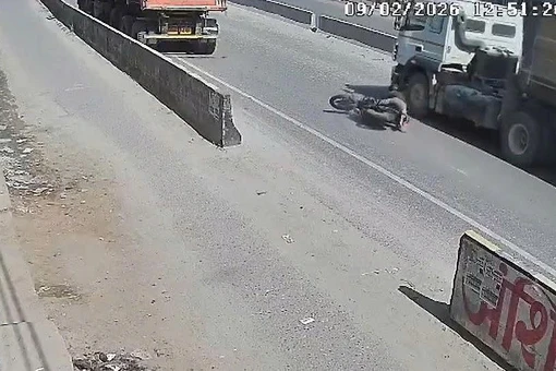 Người đi xe máy bị cán chết dưới bánh xe tải sau cú phanh gấp 