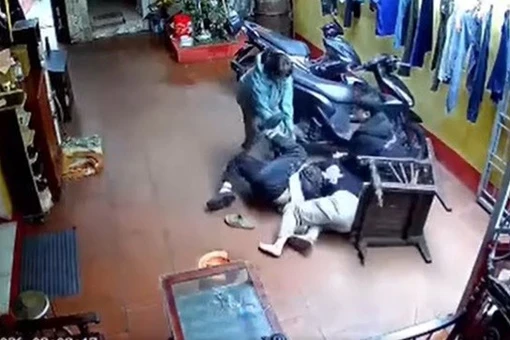 Phẫn nộ hai người hành hung, dọa giết một thai phụ và một người bế con nhỏ