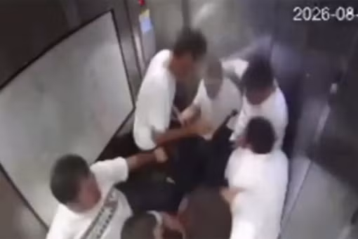 Khoảnh khắc thang máy quá tải rơi tự do 4 tầng làm 4 người gãy chân