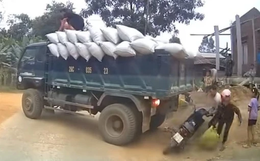 Tưởng xe tải không lùi trúng mình, người phụ nữ vô tư 'mặc kệ' nguy hiểm