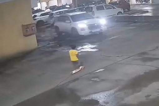 [Video] Bé gái bị ô tô cán khi đang đi trên xe scooter