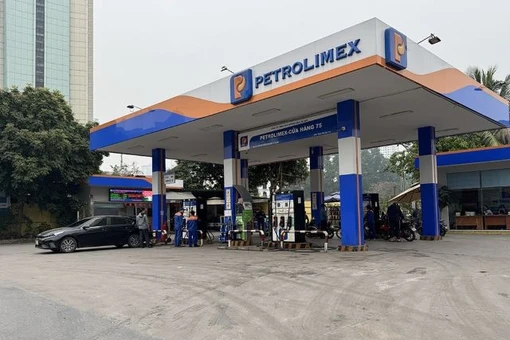 Cây xăng Hà Nội 12/3 bất ngờ vắng khách sau khi giá xăng giảm