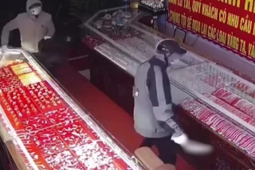 Hai thanh niên bịt kín, cầm dao đi cướp tiệm vàng