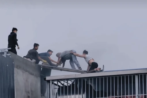 Hai người đàn ông phá mái tôn cứu 7 người mắc kẹt