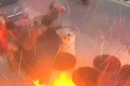 Hai người đàn ông nghịch lửa với thùng đựng cặn dầu, bị nổ tung ngay lập tức