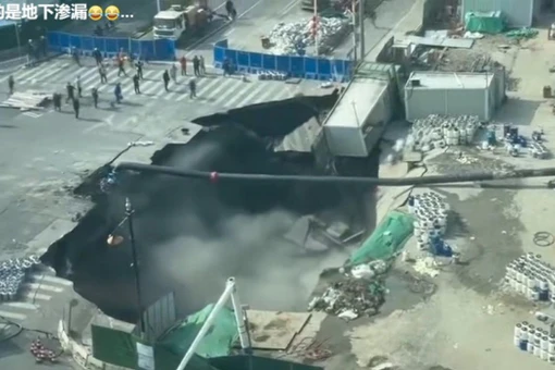 Hố sụt 'khổng lồ' bất ngờ ở Thượng Hải làm chấn động tuyến tàu điện ngầm 