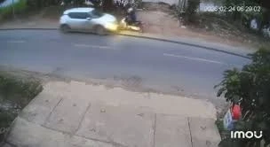 Khoảnh khắc ô tô lấn làn đâm trực diện khiến người đi xe máy bị đâm văng