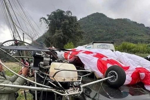 Dù lượn gắn động cơ va chạm với xe ô tô tại Cao nguyên đá Đồng Văn