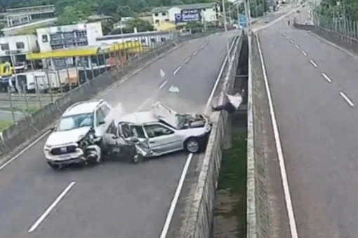 Dừng lại để đóng nắp capo, người đàn ông bị húc văng khỏi cầu