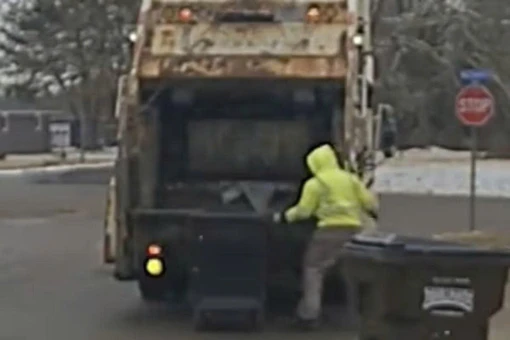 Nhân viên thu gom rác 'ngã ngửa' vì phát hiện tội phạm trốn trong thùng rác 