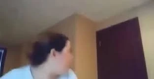 Người phụ nữ phát trực tiếp khoảnh khắc tên lửa bắn trúng căn hộ 