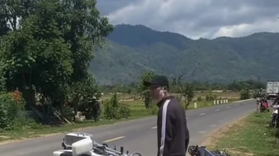 Chạy xe máy không đội mũ bảo hiểm, lấn làn tông vào xe CSGT