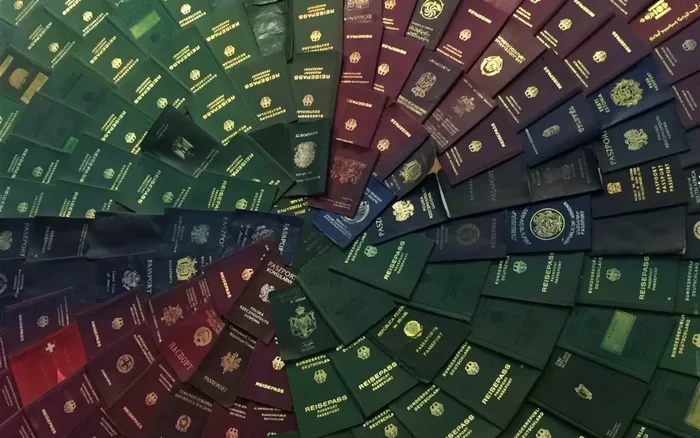 Vì sao hộ chiếu trên thế giới chỉ có 4 gam màu chủ đạo? 