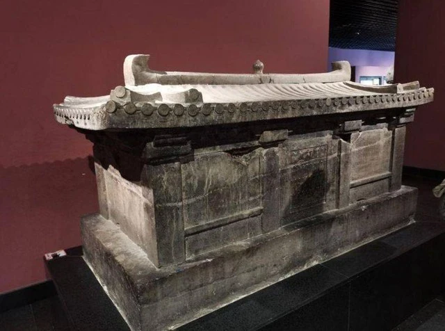 Bất chấp lời nguyền mở mộ bé gái, bàng hoàng thấy cảnh bên trong 