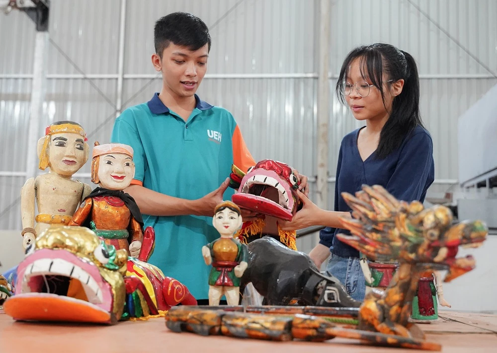 Sinh viên TPHCM chế tạo robot múa rối nước cực sinh động